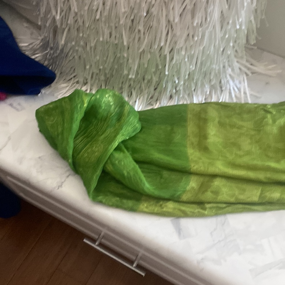 Beautiful green silk scarf from Hong Kong! - Picture 3 of 5